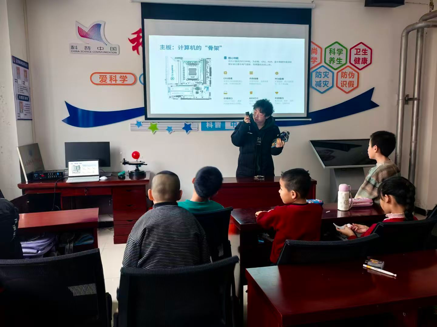 <strong>硬核科普进大山：山大学子带孩子拆解电脑主机</strong>