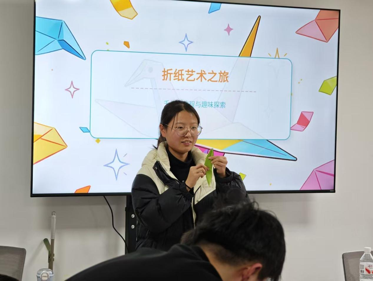 <strong>指尖折出千纸鹤 支教课堂润童心</strong>