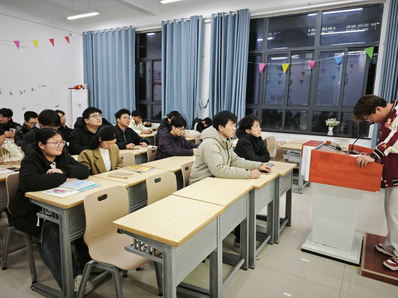 <strong>青春向党，信仰领航——25电子信息科学与技术一班开展红色教育实践主题团日活动</strong>