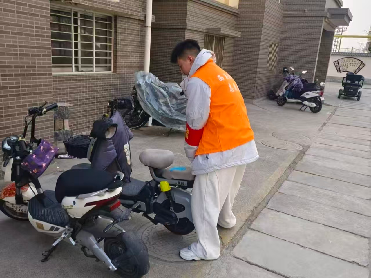 <strong>健康服务进社区 青春护航暖民心</strong>