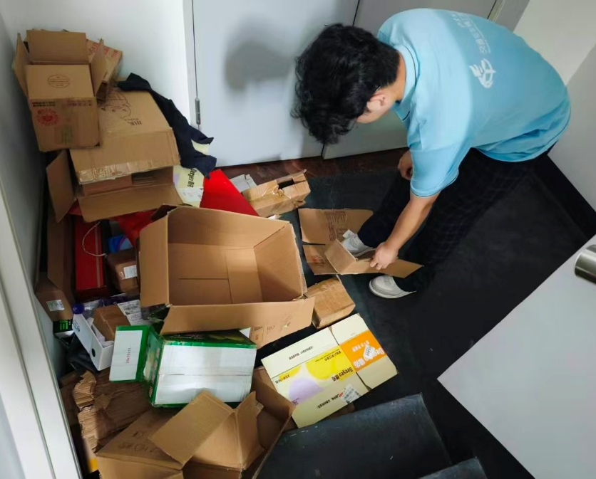 <strong>楼道清障消除消防隐患 实景宣教守护暑期平安：“循梦而行”实践团多措并举助力齐悦国际社区治理提质增效</strong>